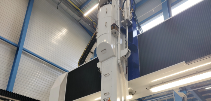 Precise to a hundredth of a millimeter, the machine measures 6m long, weighs 30 tons and has a large vertical height axis of 2.2m