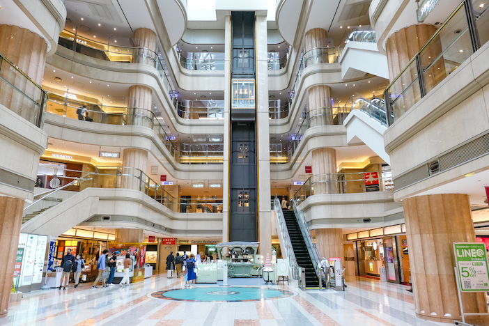 The multi-story retail and restaurant complex at Tokyo Haneda Airport Terminal 1
